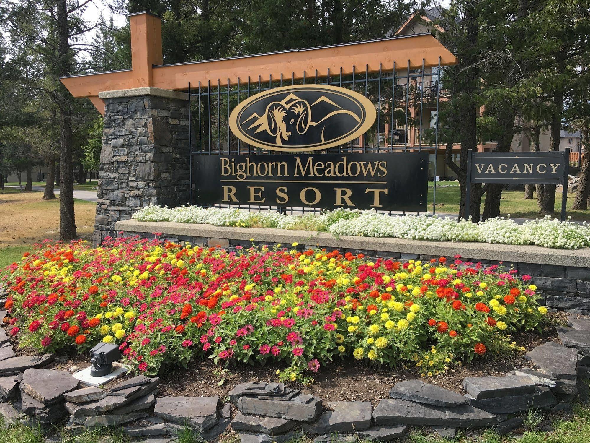 Bighorn Meadows Resort Radium Hot Springs Extérieur photo